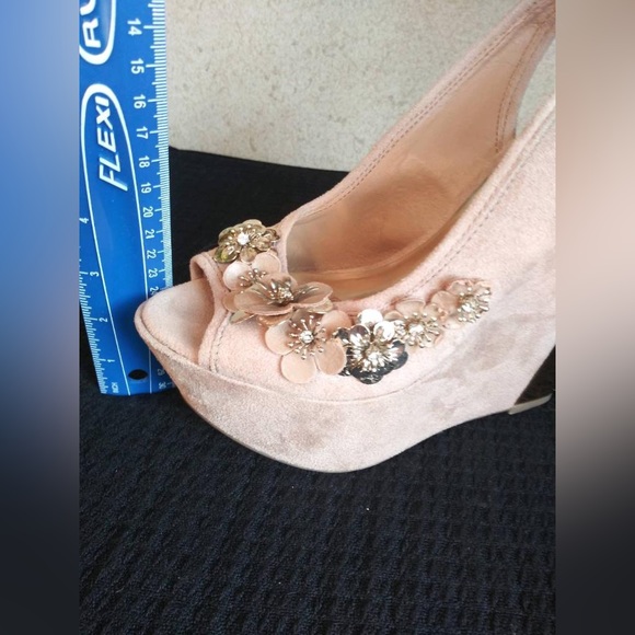 Wild pair beige platform shoes with flowers and golden details. Size 6.5 - Picture 8 of 13